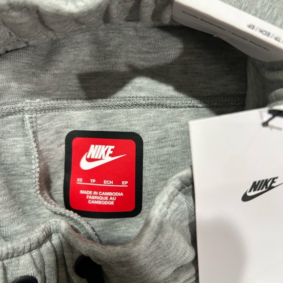 Nike Boys' Tech Fleece Shorts XS - Picture 4 of 5